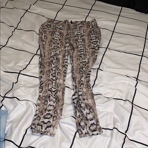 snakeskin comfty pants🦋